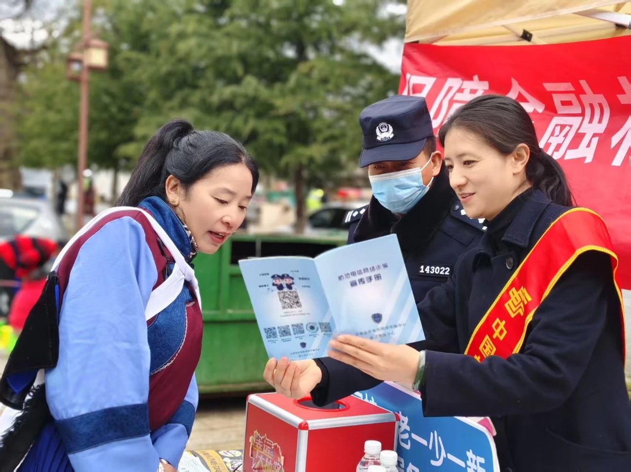 丽江警方全力护航为“三多节”增添平安“警”色4.jpg