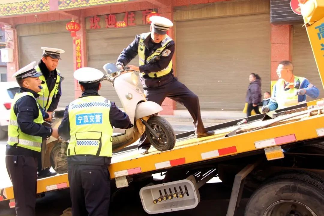 22 辆违停车被拖移，19 辆违规车遭处罚，宁蒗交通整治成果亮眼2.jpg