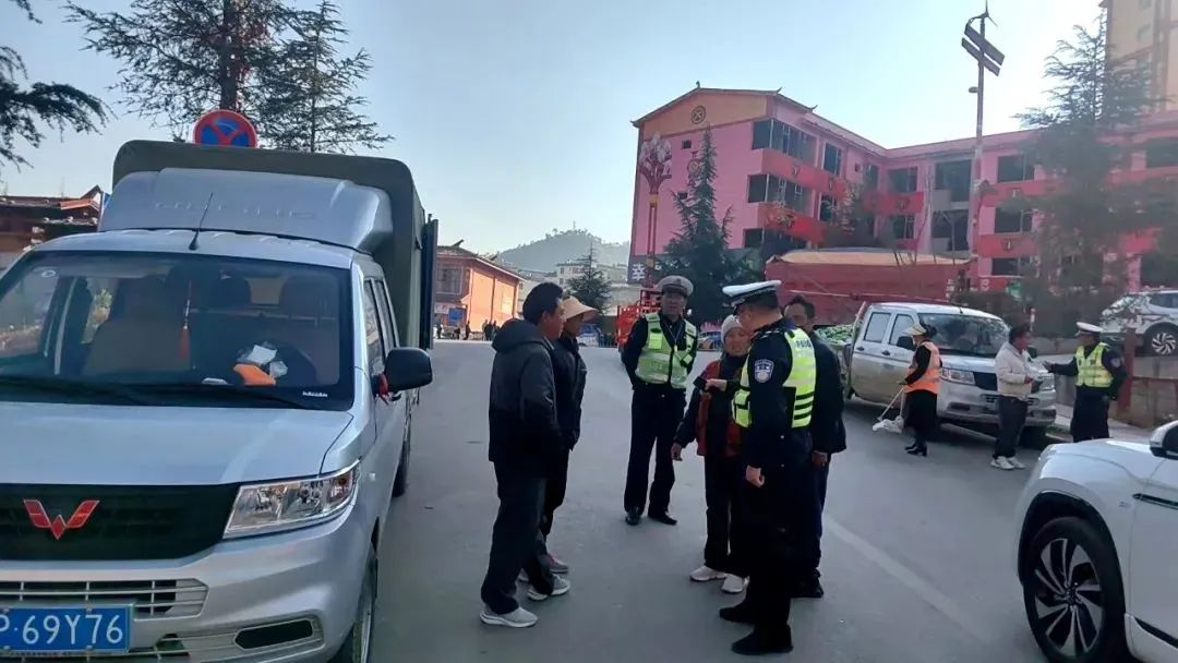 22 辆违停车被拖移，19 辆违规车遭处罚，宁蒗交通整治成果亮眼3.jpg