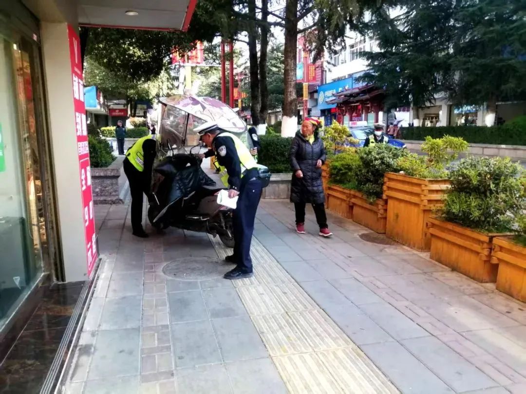 22 辆违停车被拖移，19 辆违规车遭处罚，宁蒗交通整治成果亮眼5.jpg