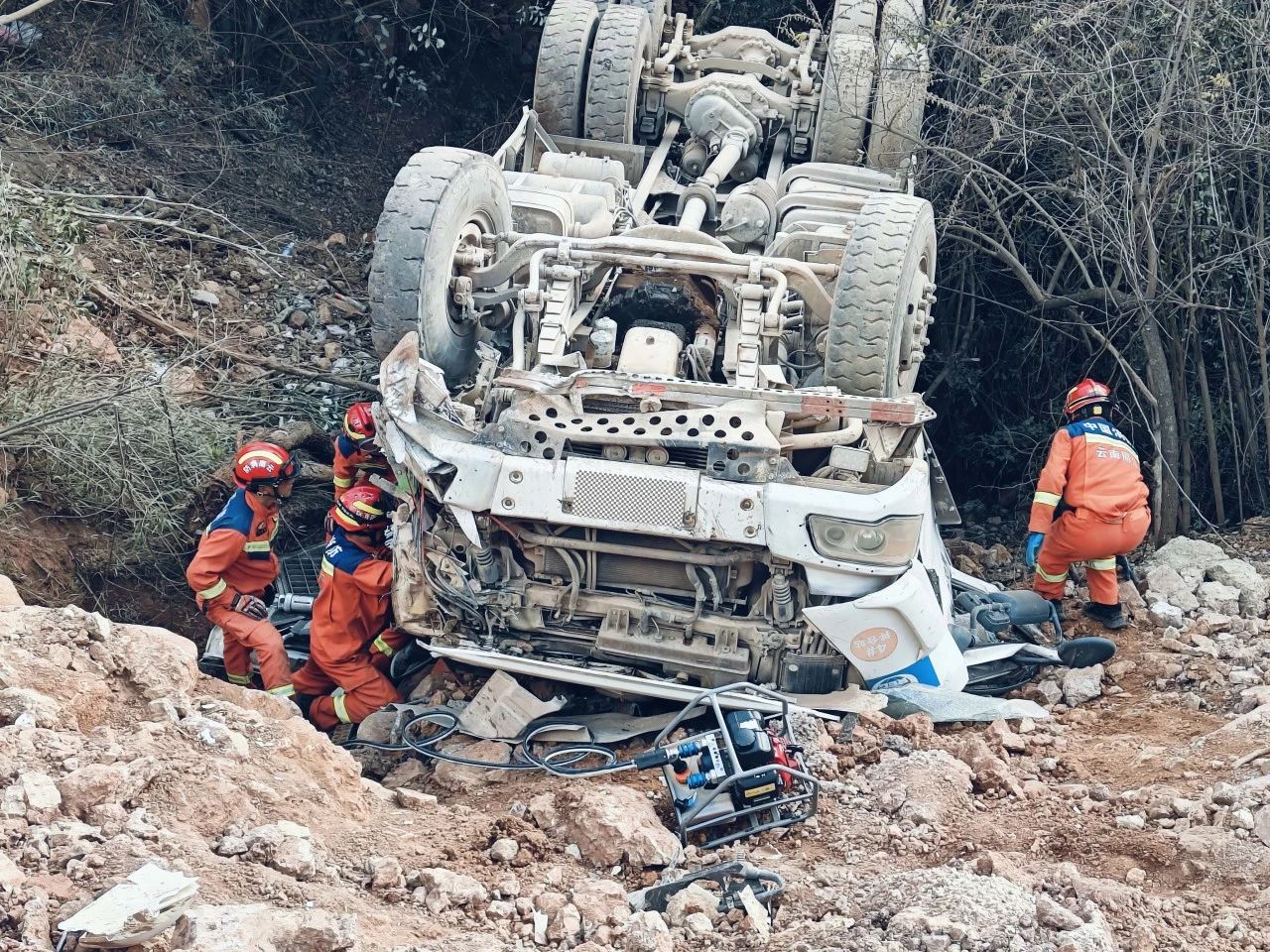水泥车侧翻司机被困，丽江消防30分钟力挽狂澜1.jpg