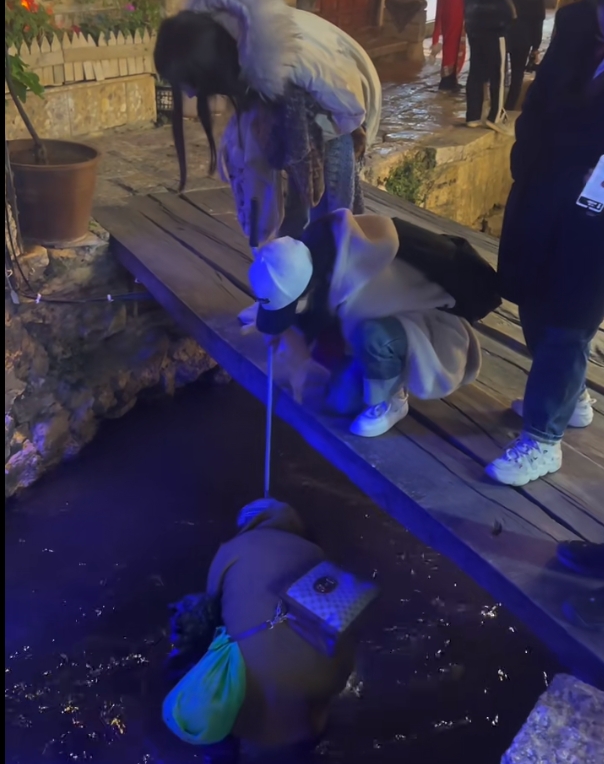 游客手机掉入古城河道 热心孃孃涉水打捞 评论区吵“热” 了 (1).png