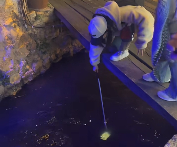 游客手机掉入古城河道 热心孃孃涉水打捞 评论区吵“热” 了 (2).png