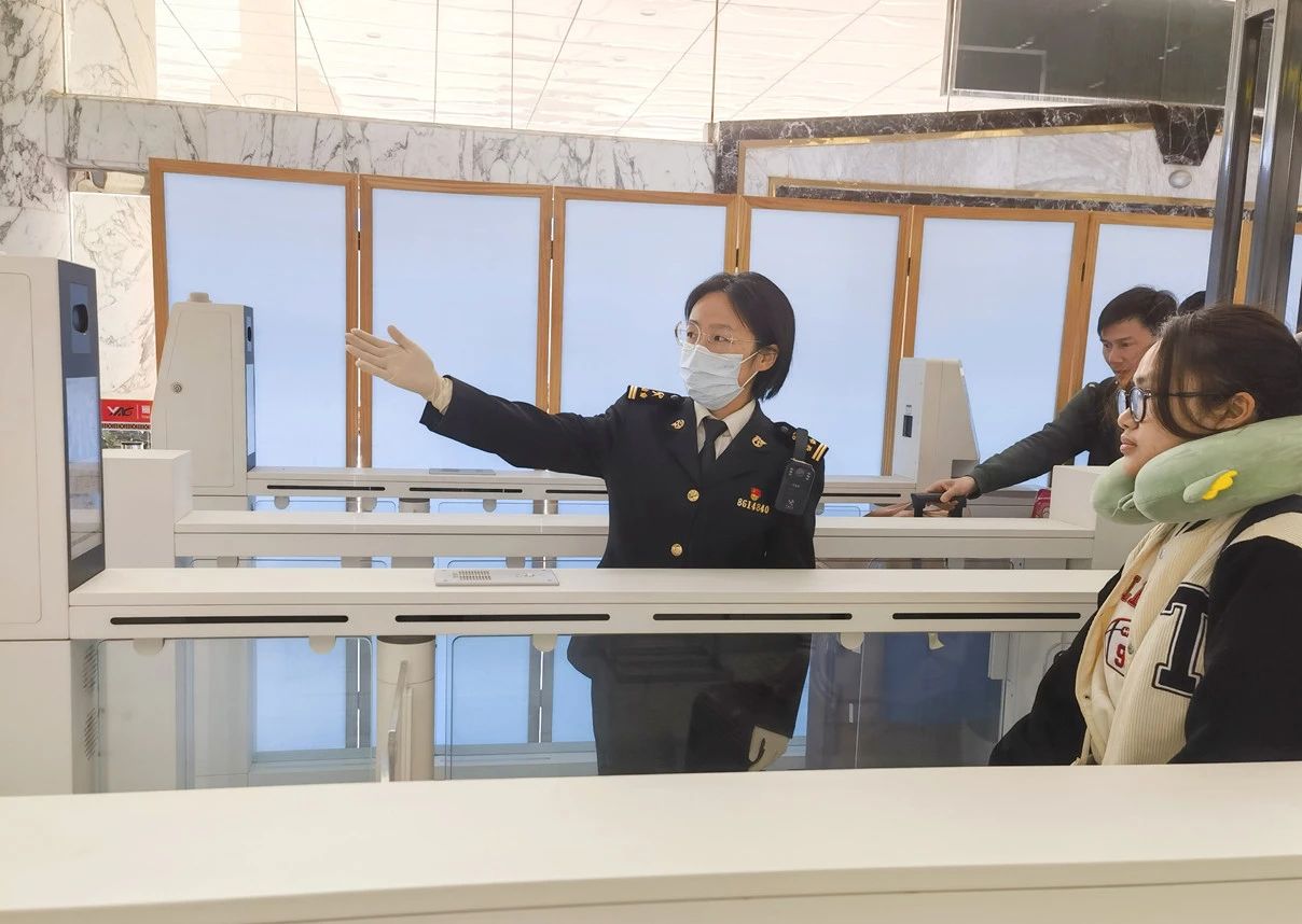 1.3万人次！1至 2月丽江机场口岸进出境旅客激增74.9%.jpg