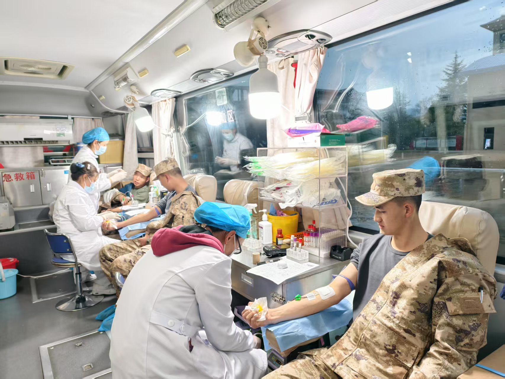 丽江“热血”新兵为爱“挽袖” (3).jpg