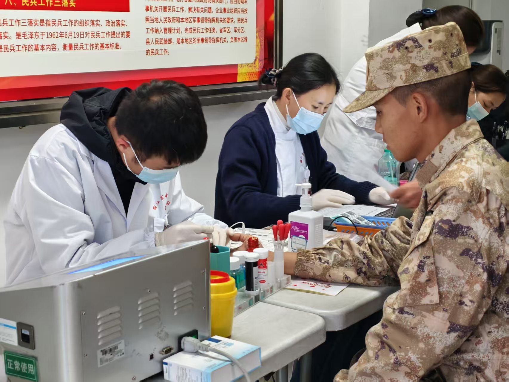 丽江“热血”新兵为爱“挽袖” (4).jpg