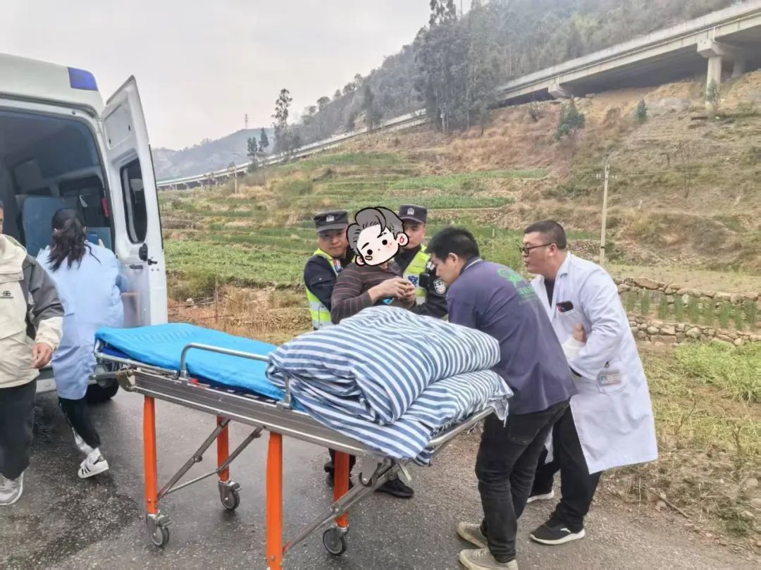 六德乡突发货车碰撞事故，警医携手救出被困司机 (1).jpg