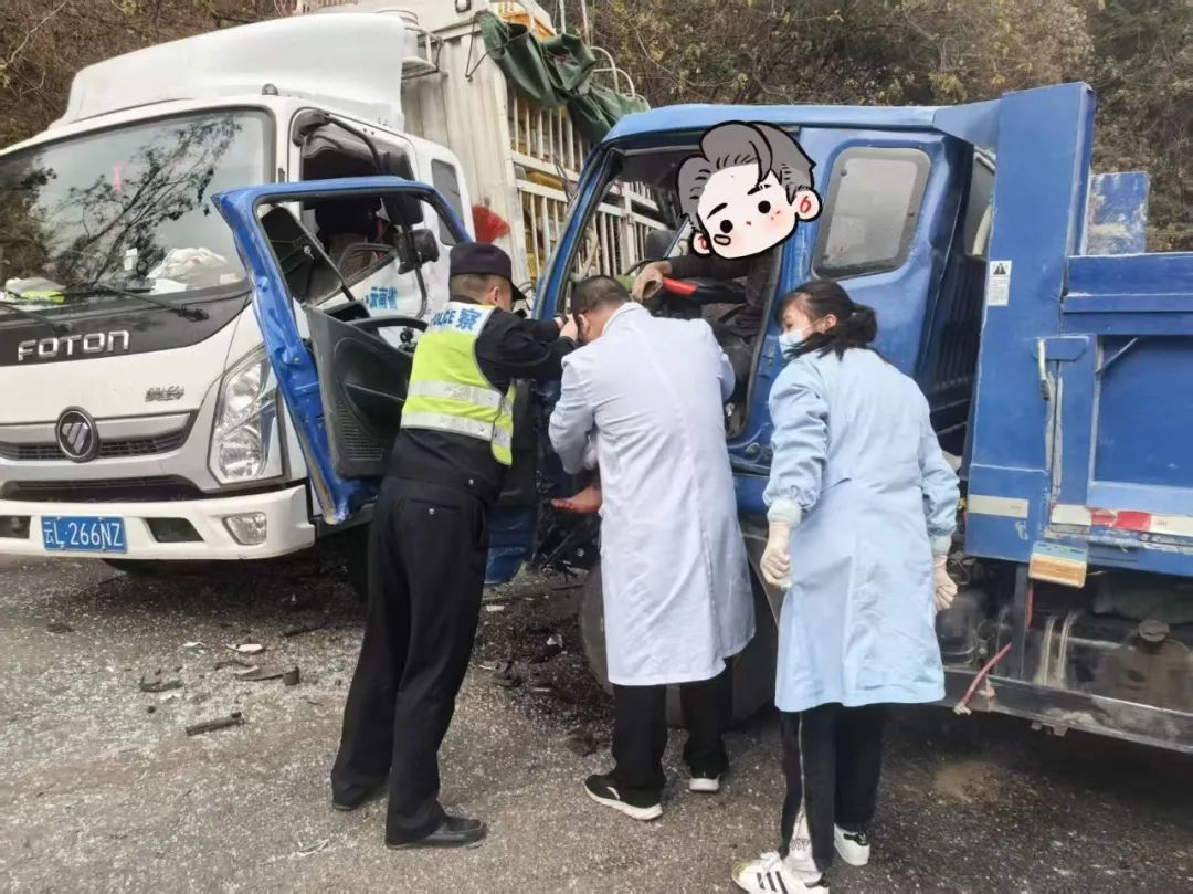 六德乡突发货车碰撞事故，警医携手救出被困司机 (2).jpg