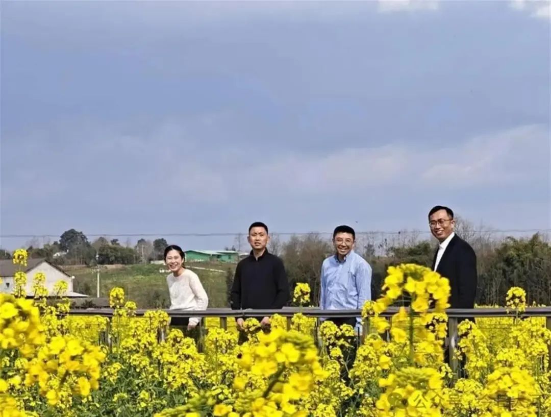 油菜花小镇干部“尬舞”，要流量更要办实事.jpg