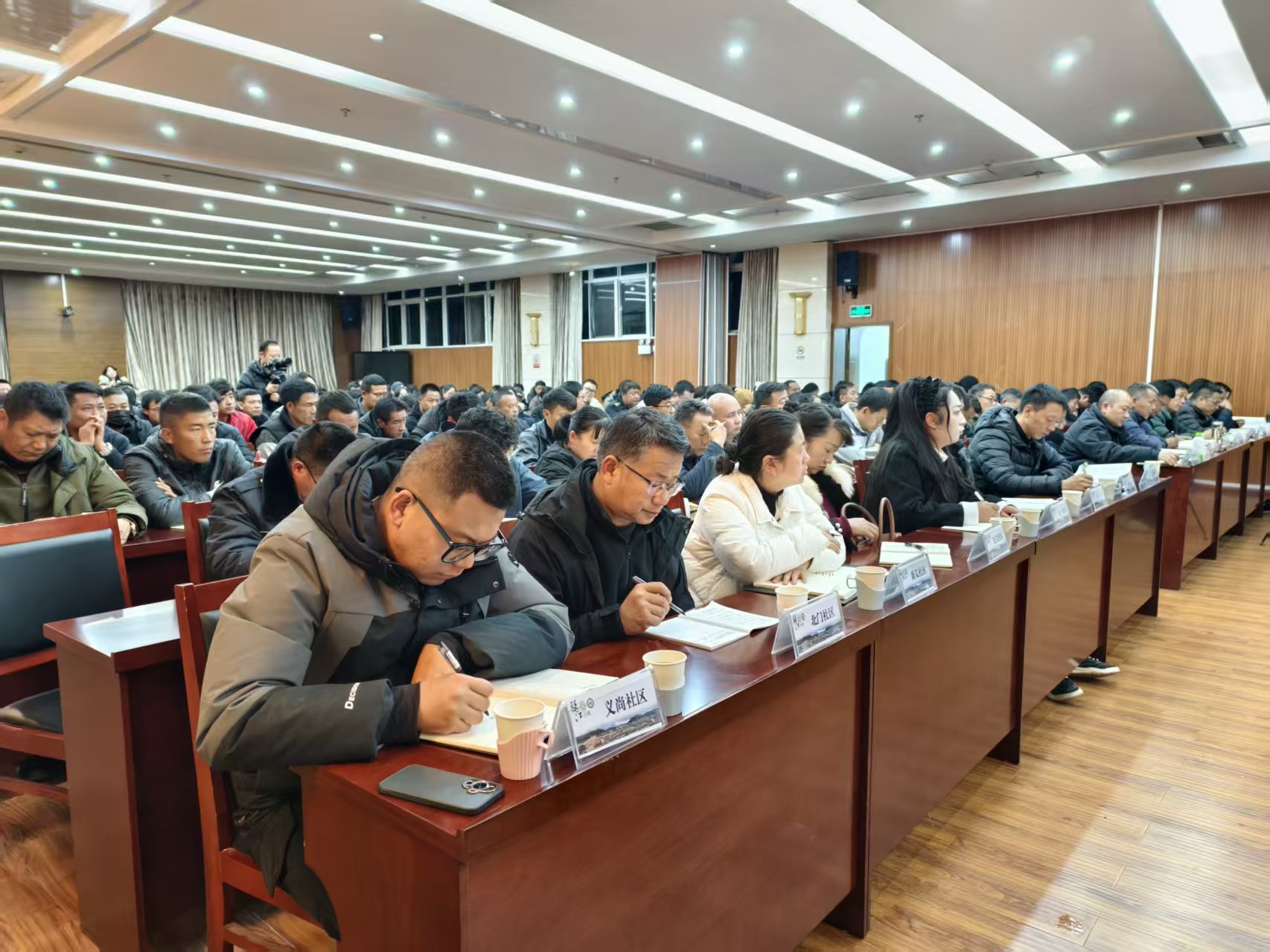 丽江古城保护管理局召开会议 传达重要精神  推进古城保护 (1).jpg