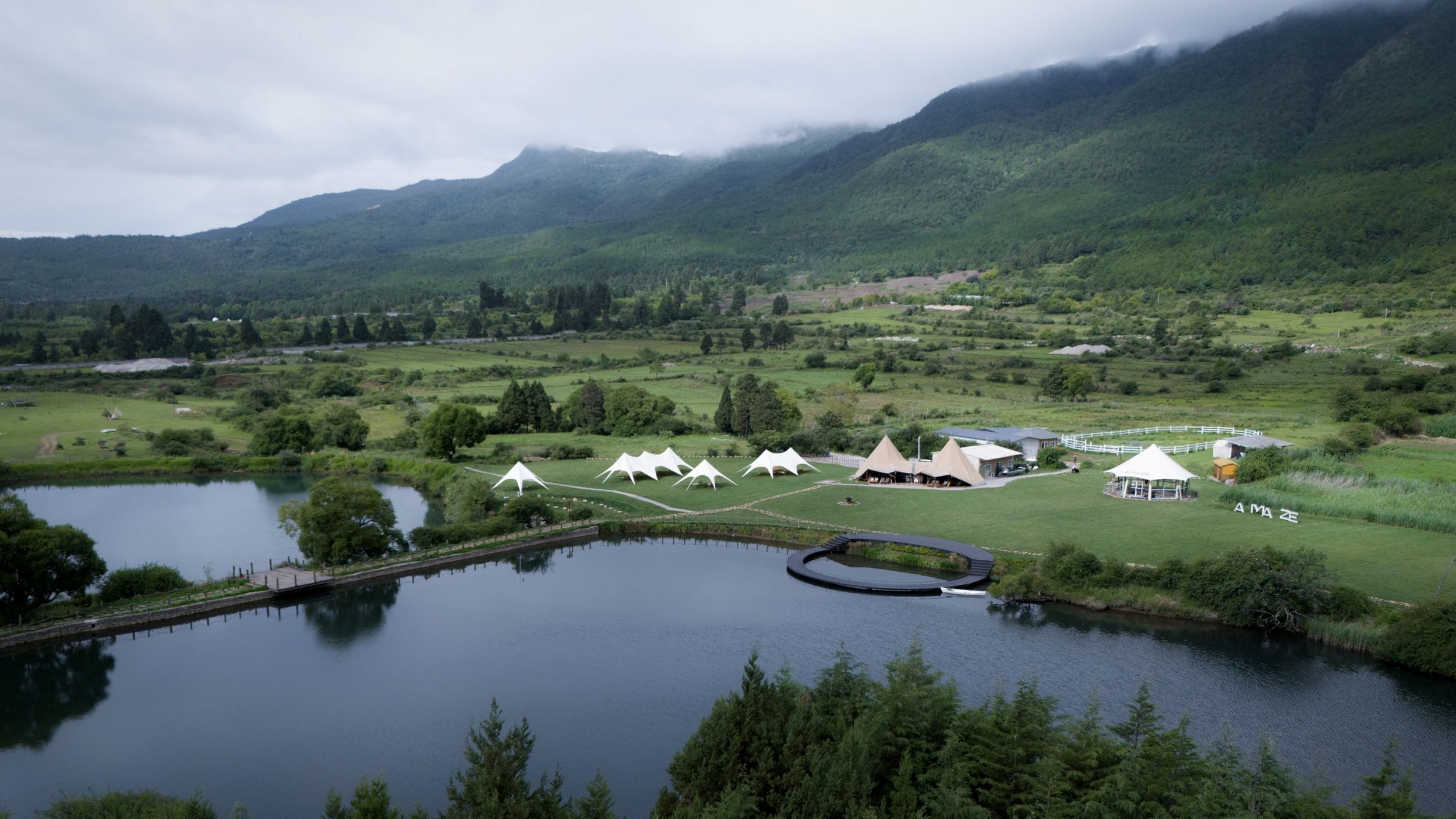 玉龙雪山下艺术绽放“旅居云南·阿美泽艺术国际联展” 跨城启幕3.jpg