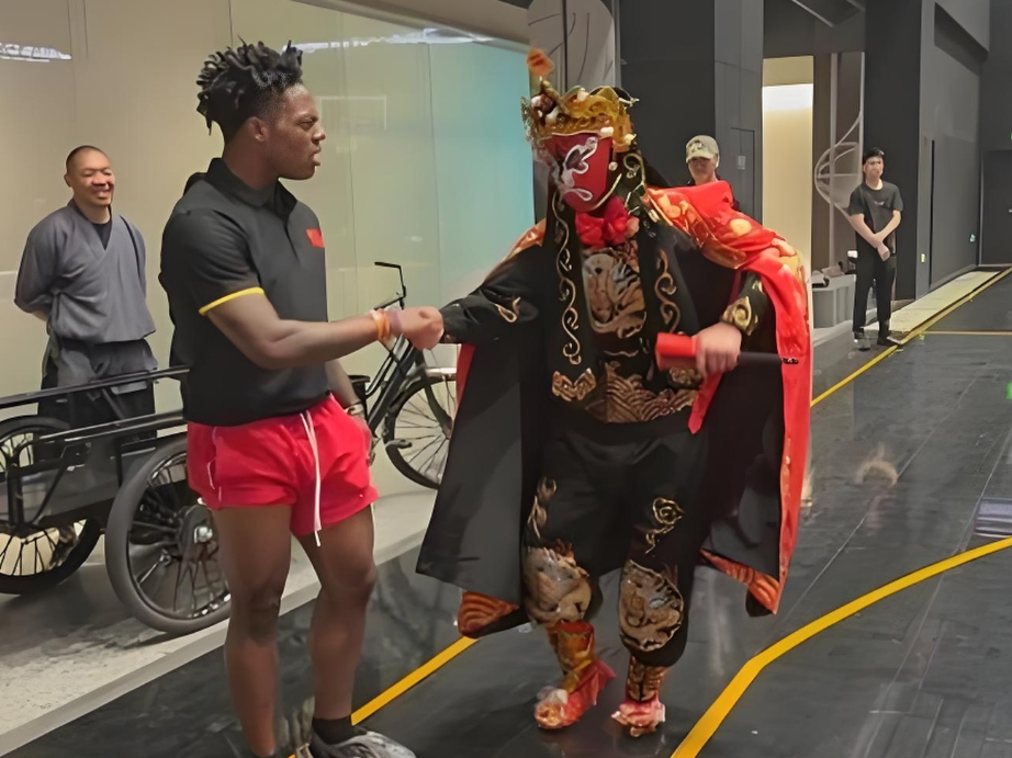 “甲亢哥” 中国行不淡定，何尝不是一场 “双向定位”.jpg