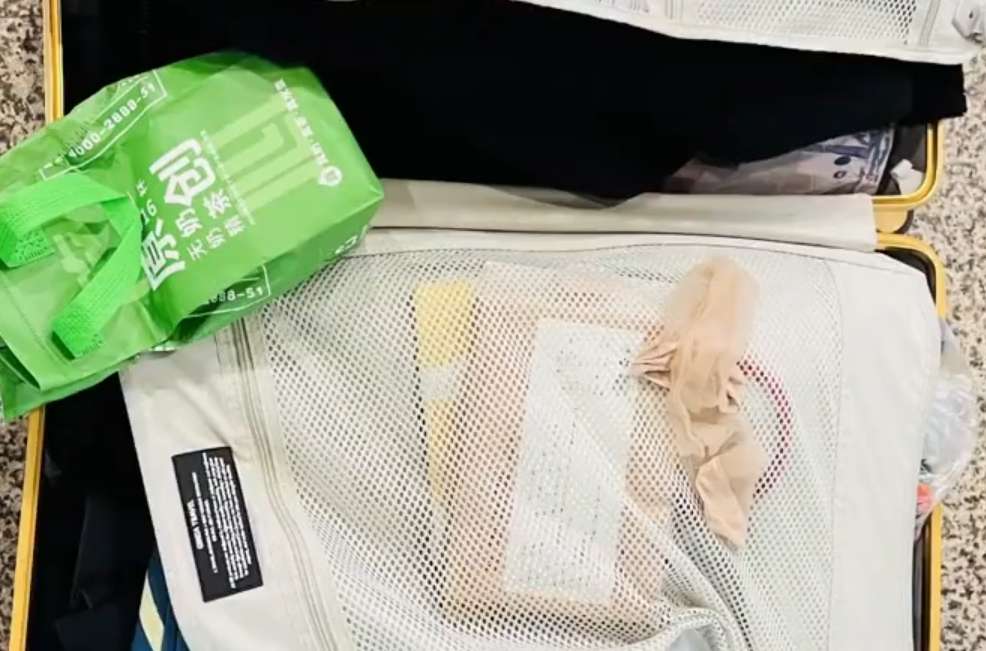 行李箱莫名被打开还多出女性丝袜！航司回应引争议，网友炸锅…1.jpeg