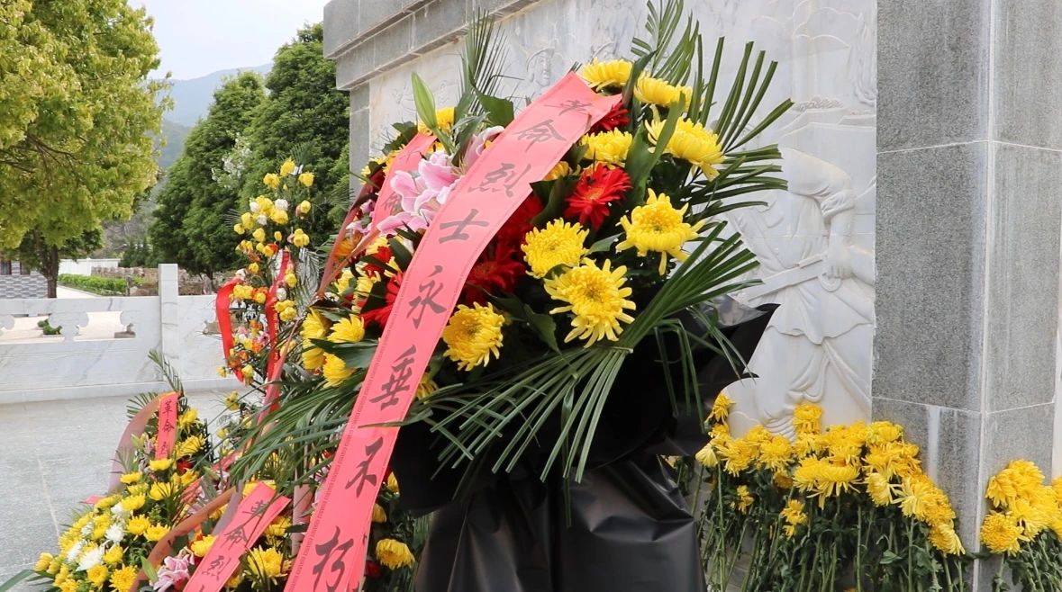 丽江公安系统开展清明祭奠英烈活动 传承精神勇担使命5.jpg