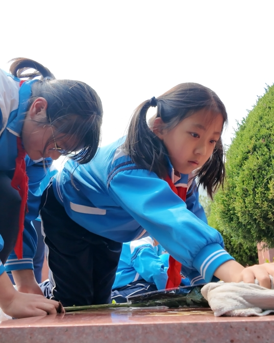 翠柏寄哀思 古城区祥和学校祭扫丽江烈士陵园2.png