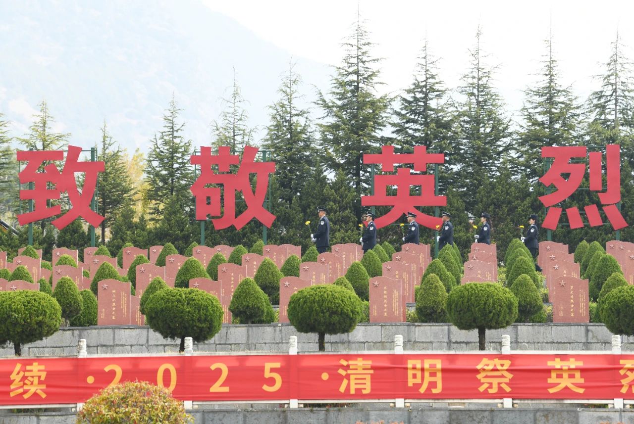 清明时节共5200 余人次赴丽江烈士陵园追思革命先烈1.jpg
