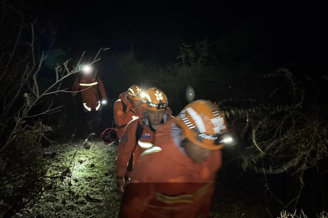 三名大学生无畏冒险登山被困  消防摸黑4小时营救 (1).jpg