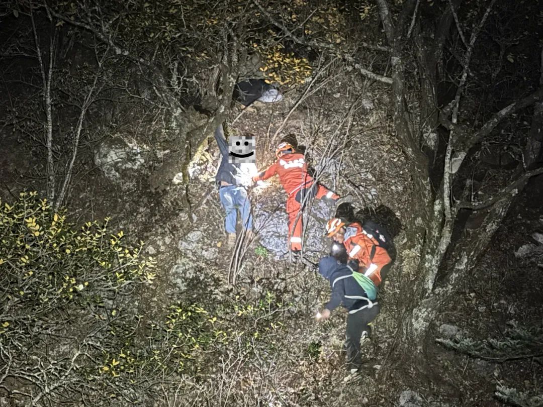 三名大学生无畏冒险登山被困  消防摸黑4小时营救 (2).jpg