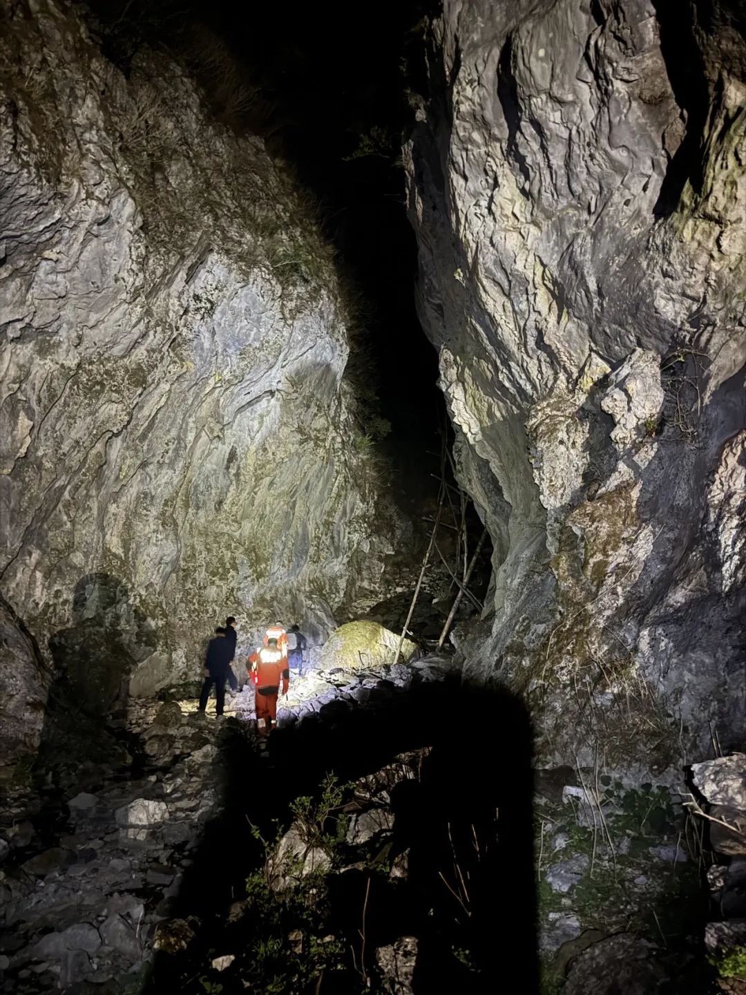 三名大学生无畏冒险登山被困  消防摸黑4小时营救 (3).jpg