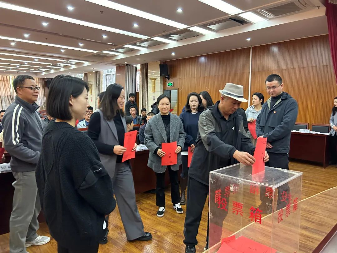 丽江古城保护管理局工会完成换届选举 和志国当选新一届主席2.jpg