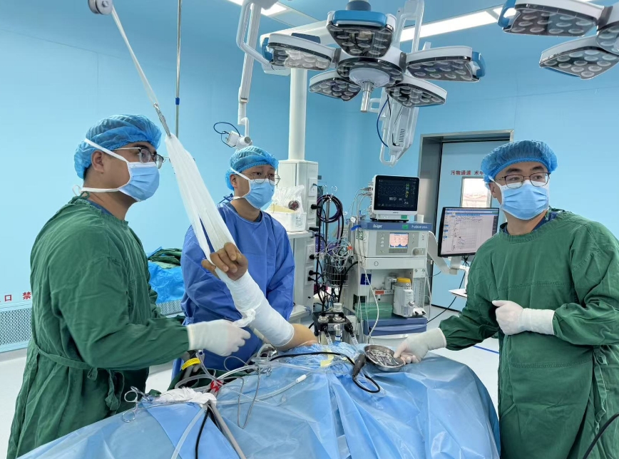 签约授牌！马珂博士团队助力，丽江骨关节诊疗驶入精准快车道 (3).png