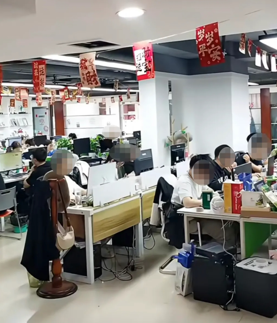 直播员工上班？职场不应成为 “楚门的世界”.jpg