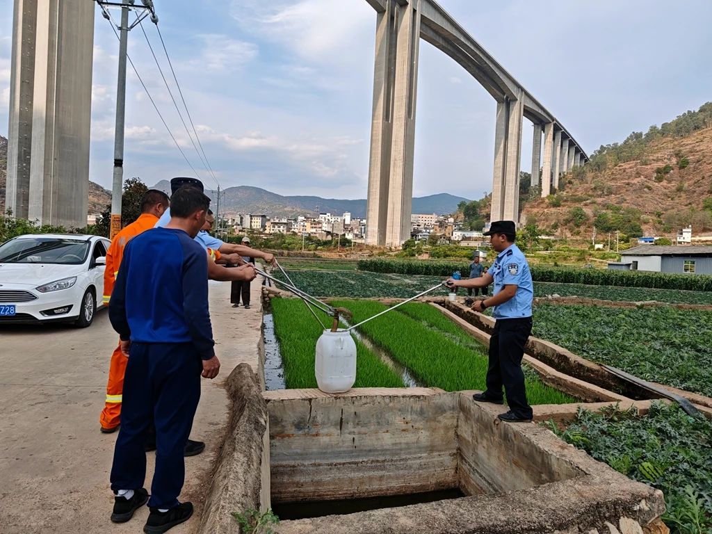 蛇出没！9.8公斤眼镜蛇掉进粪坑，丽江民警上演“捕蛇行动”2.jpg