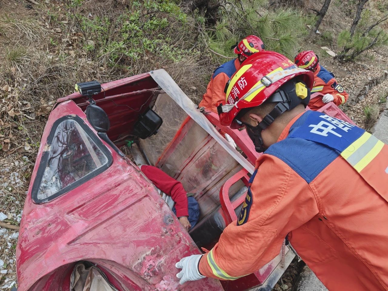 从被困到脱险仅25分钟！丽江消防成功解救三轮车侧翻被困老人1.jpg