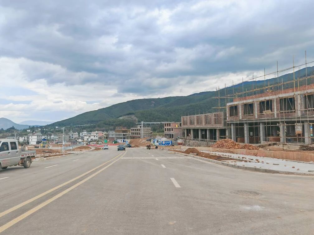 丽江机场交通升级提速！三期改扩建配套道路工程完成85%4.jpg