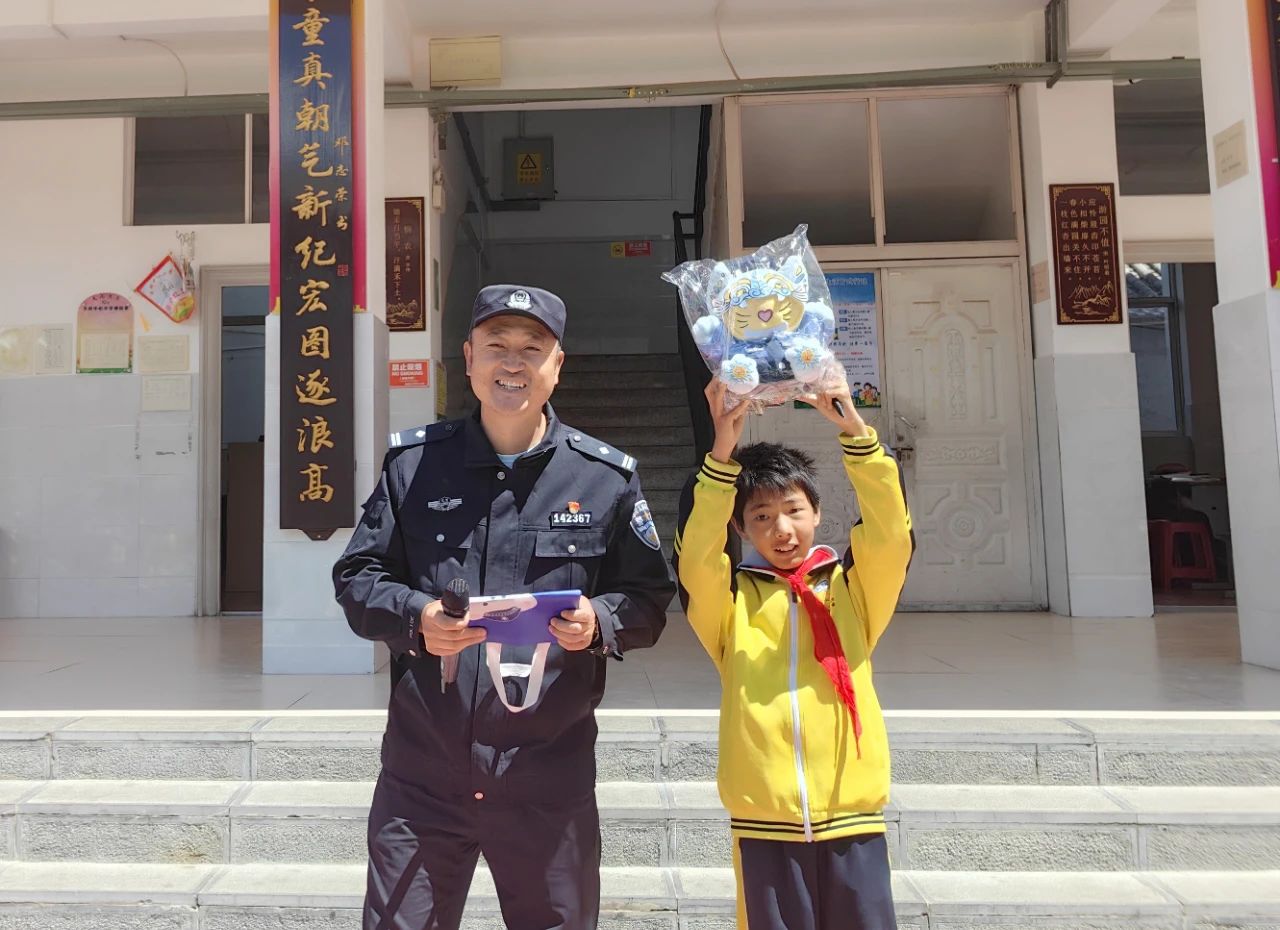 “瓦猫警长”为丽江两位拾金不昧的少年点赞！2.jpg