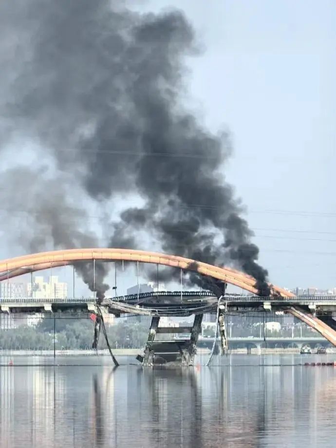 北京顺义潮白河大桥起火桥体受损，官方：明火已灭无伤亡2.jpg