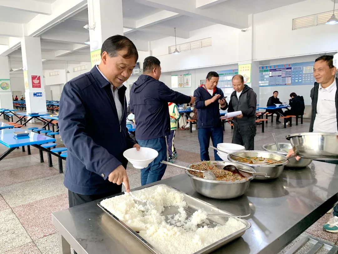 局长突击检查学校食堂！现场陪学生吃饭，还问了这些问题…4.jpg