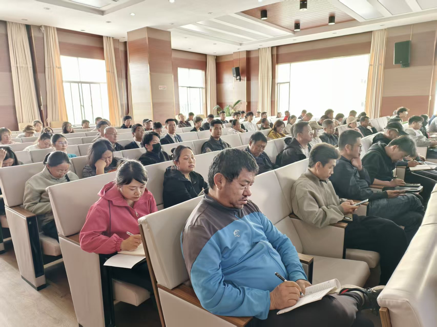 丽江市召开2025年五一假日旅游接待工作会议，全力保障旅游市场秩序 (2).jpg