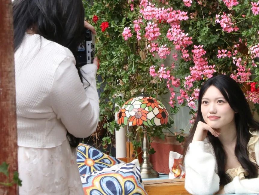 五一假期  丽江古城人气高，游客尽享春日风情 (1).jpg