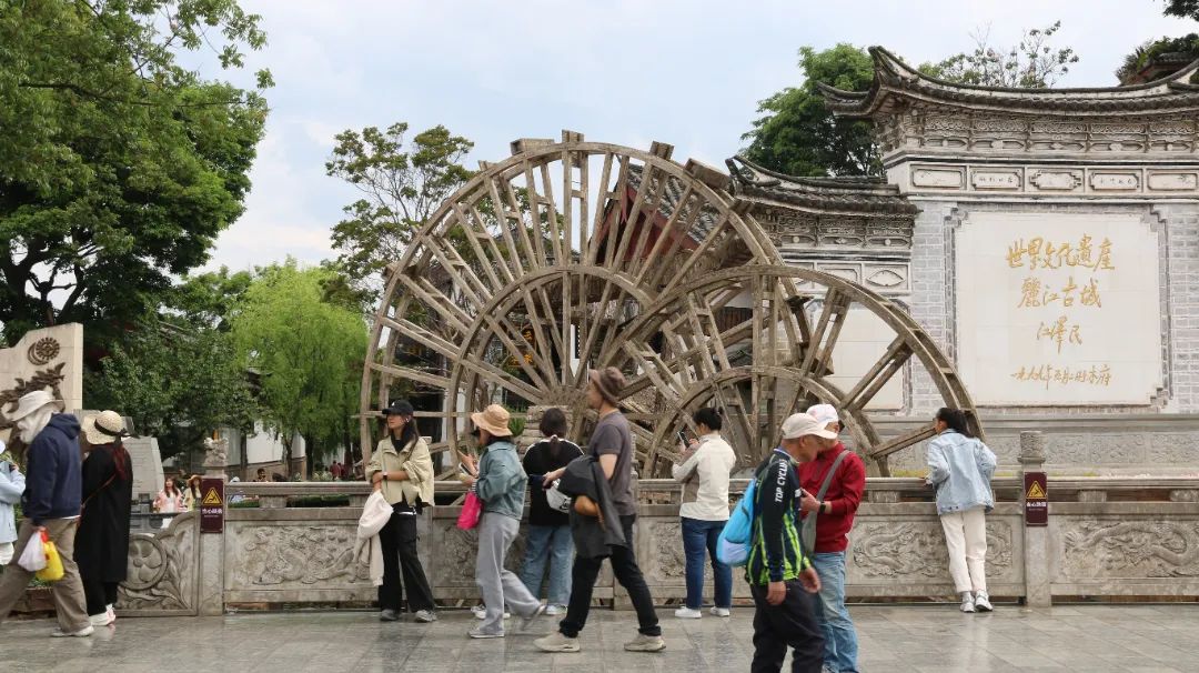 五一假期  丽江古城人气高，游客尽享春日风情 (2).jpg