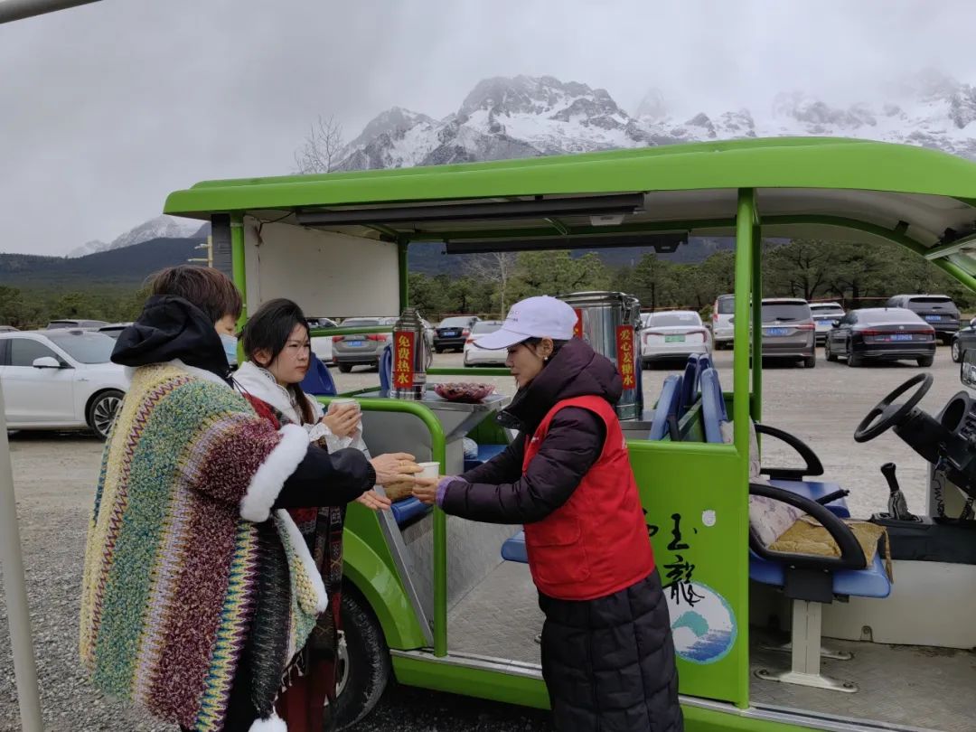 五一假期，玉龙雪山景区工作人员坚守岗位服务游客 (2).jpg