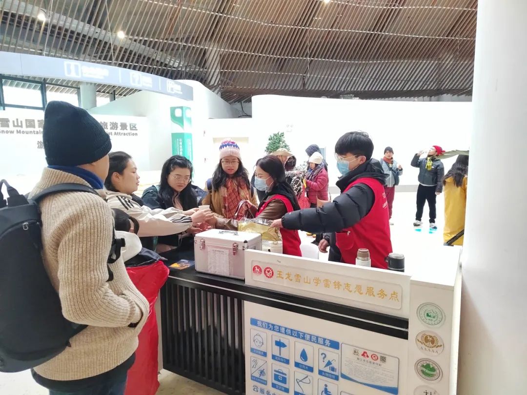 五一假期，玉龙雪山景区工作人员坚守岗位服务游客 (4).jpg