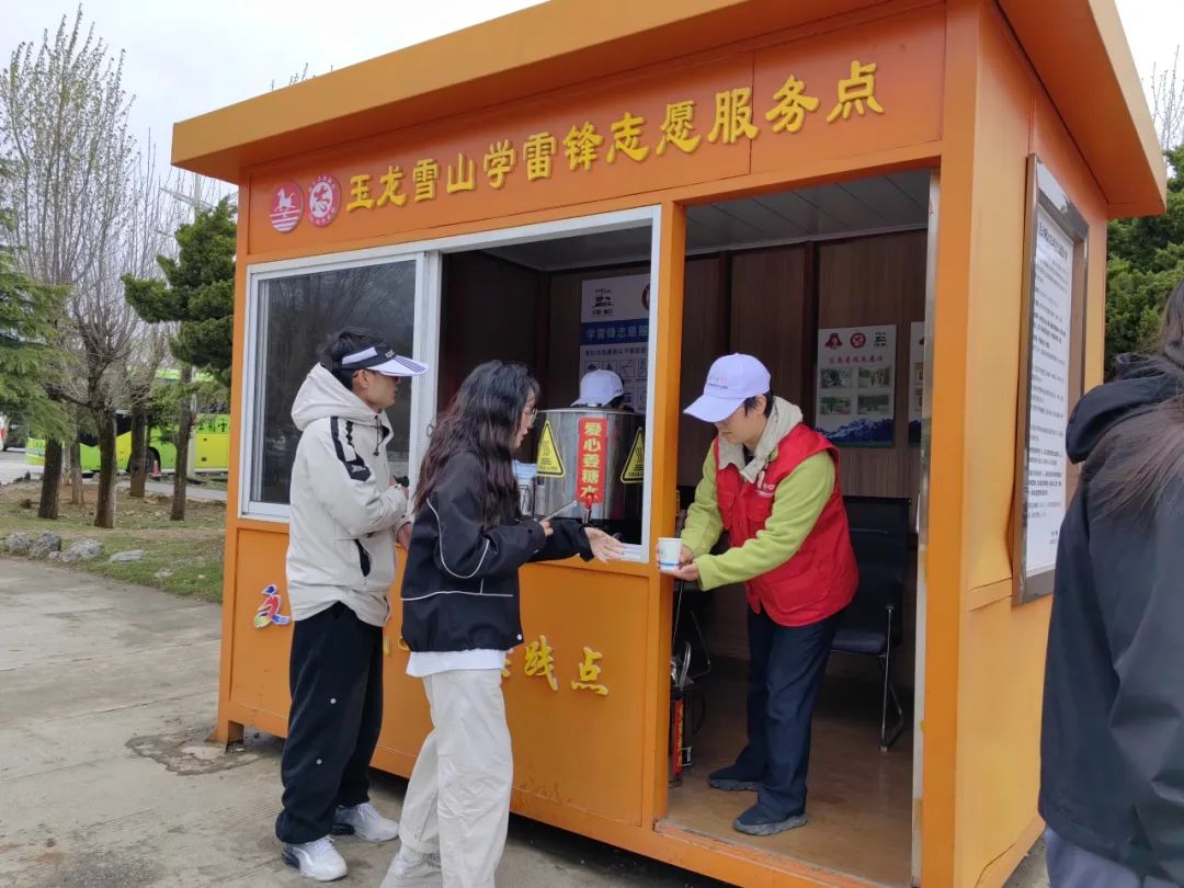 五一假期，玉龙雪山景区工作人员坚守岗位服务游客 (5).jpg