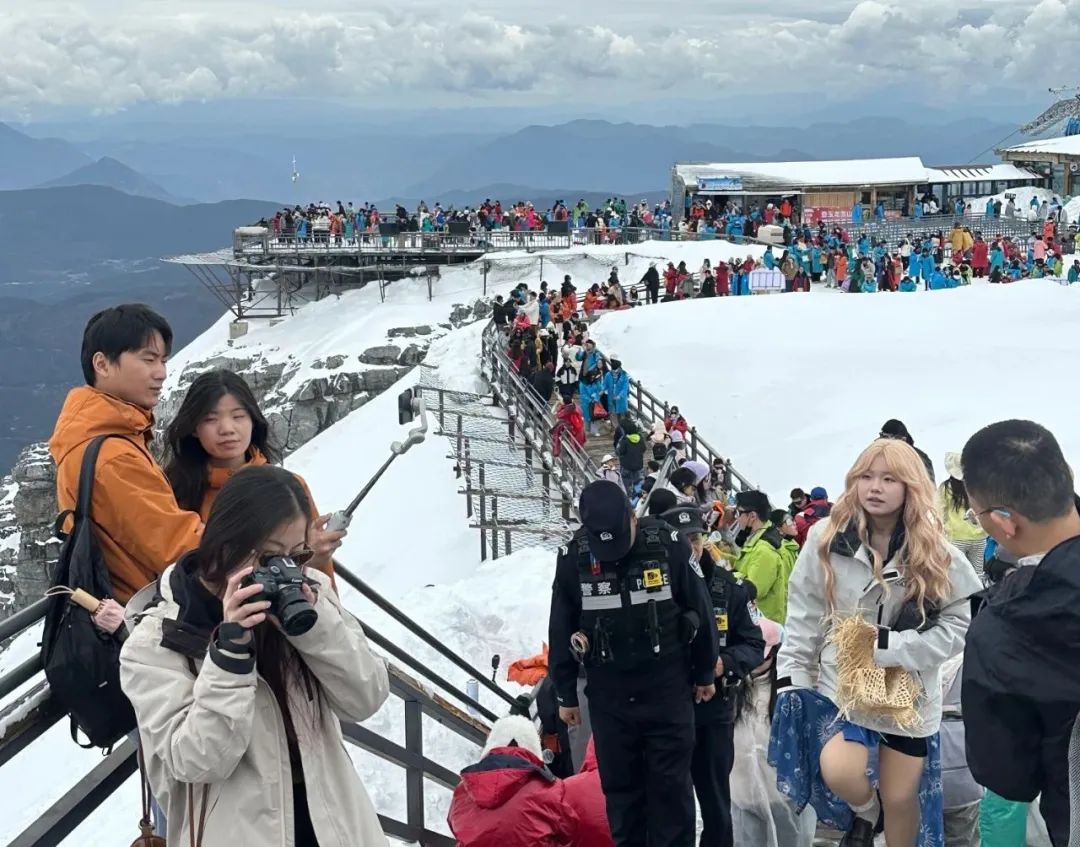 丽江公安“五一”坚守岗位 全力守护游客安全与城市秩序 (1).jpg