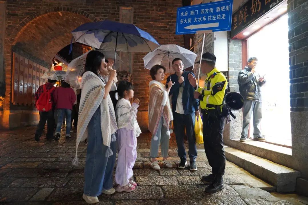 丽江公安“五一”坚守岗位 全力守护游客安全与城市秩序 (3).jpg