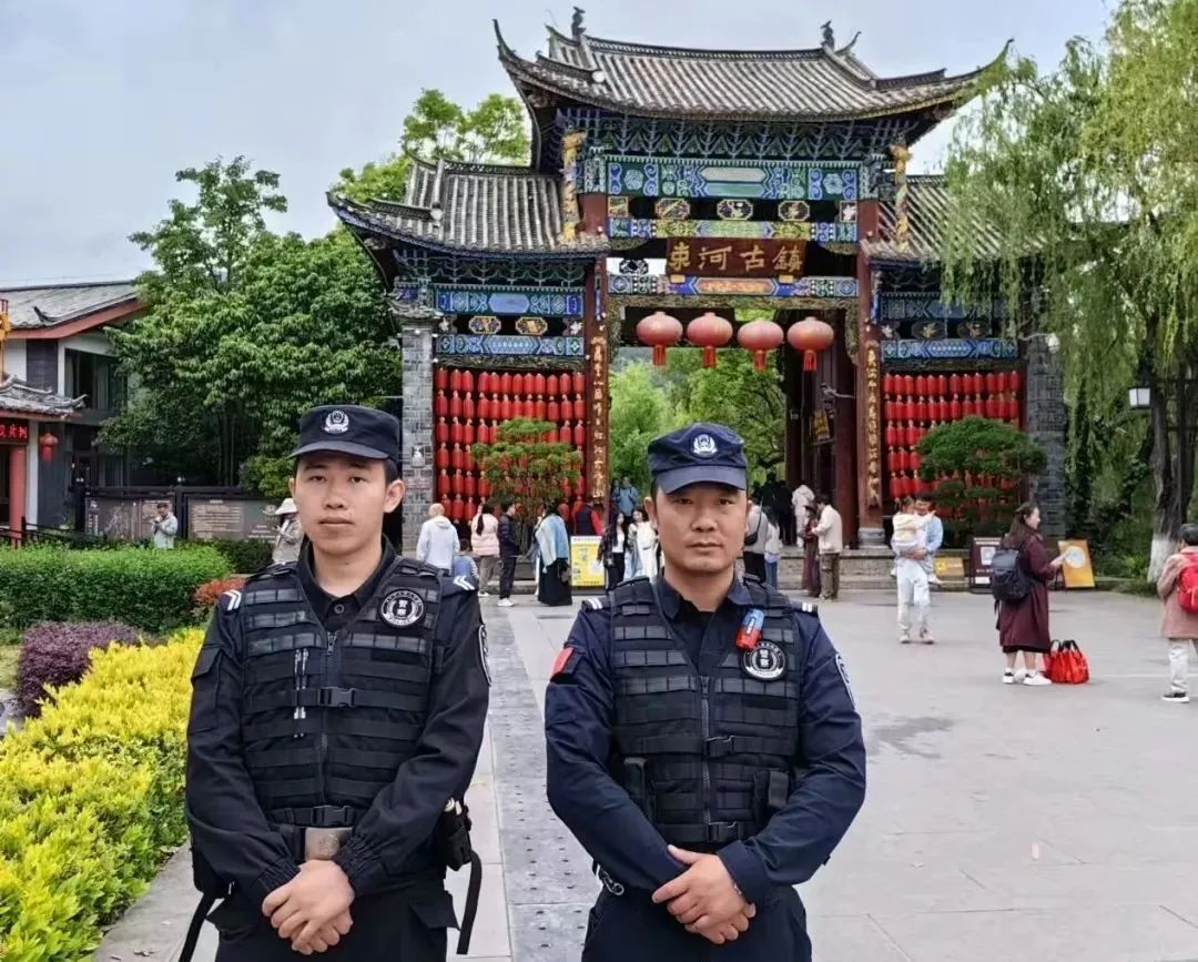 丽江公安“五一”坚守岗位 全力守护游客安全与城市秩序 (2).jpg
