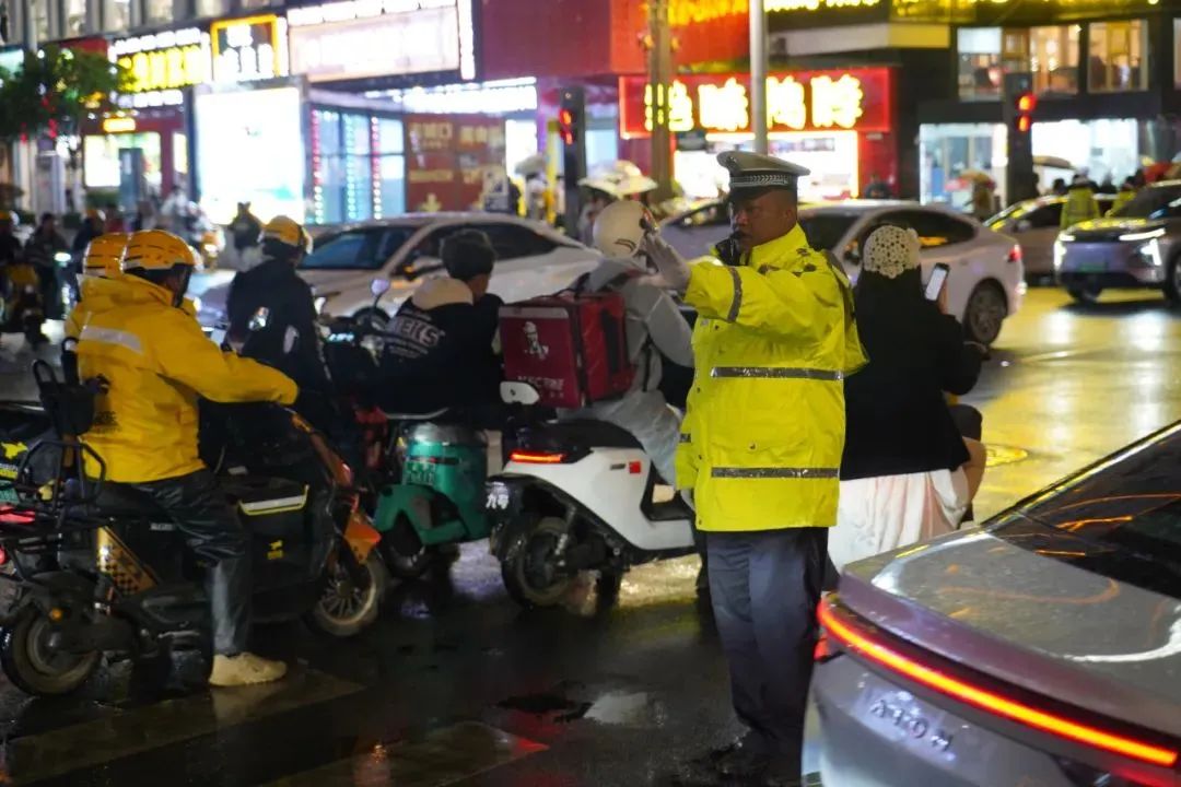 丽江公安“五一”坚守岗位 全力守护游客安全与城市秩序 (4).jpg