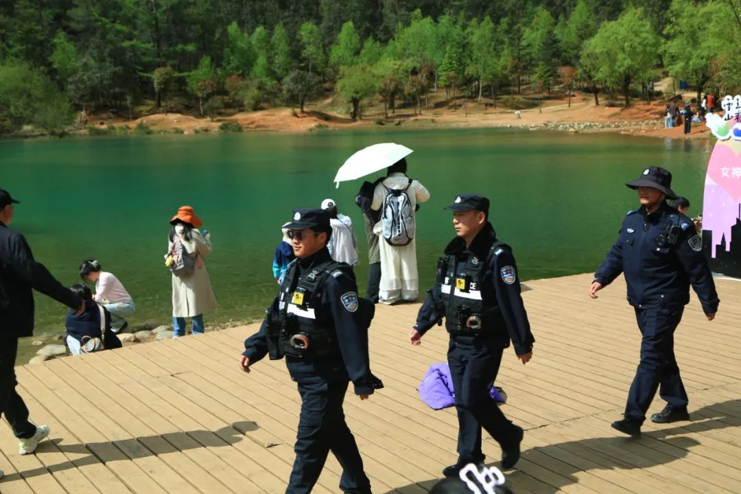 丽江公安“五一”坚守岗位 全力守护游客安全与城市秩序 (5).jpg