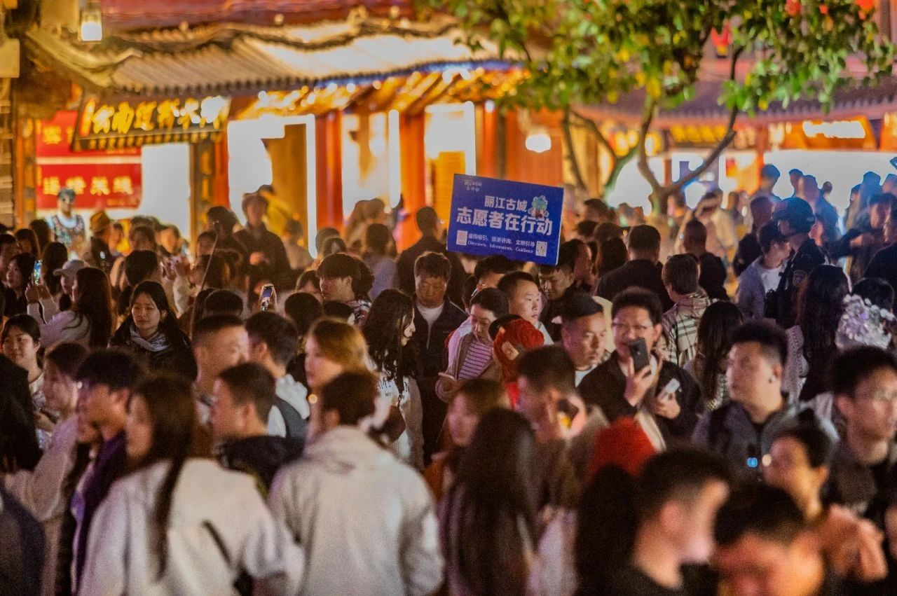 白天当“活地图”，夜晚化身疏导员！丽江志愿者这样点亮五一假期1.jpg