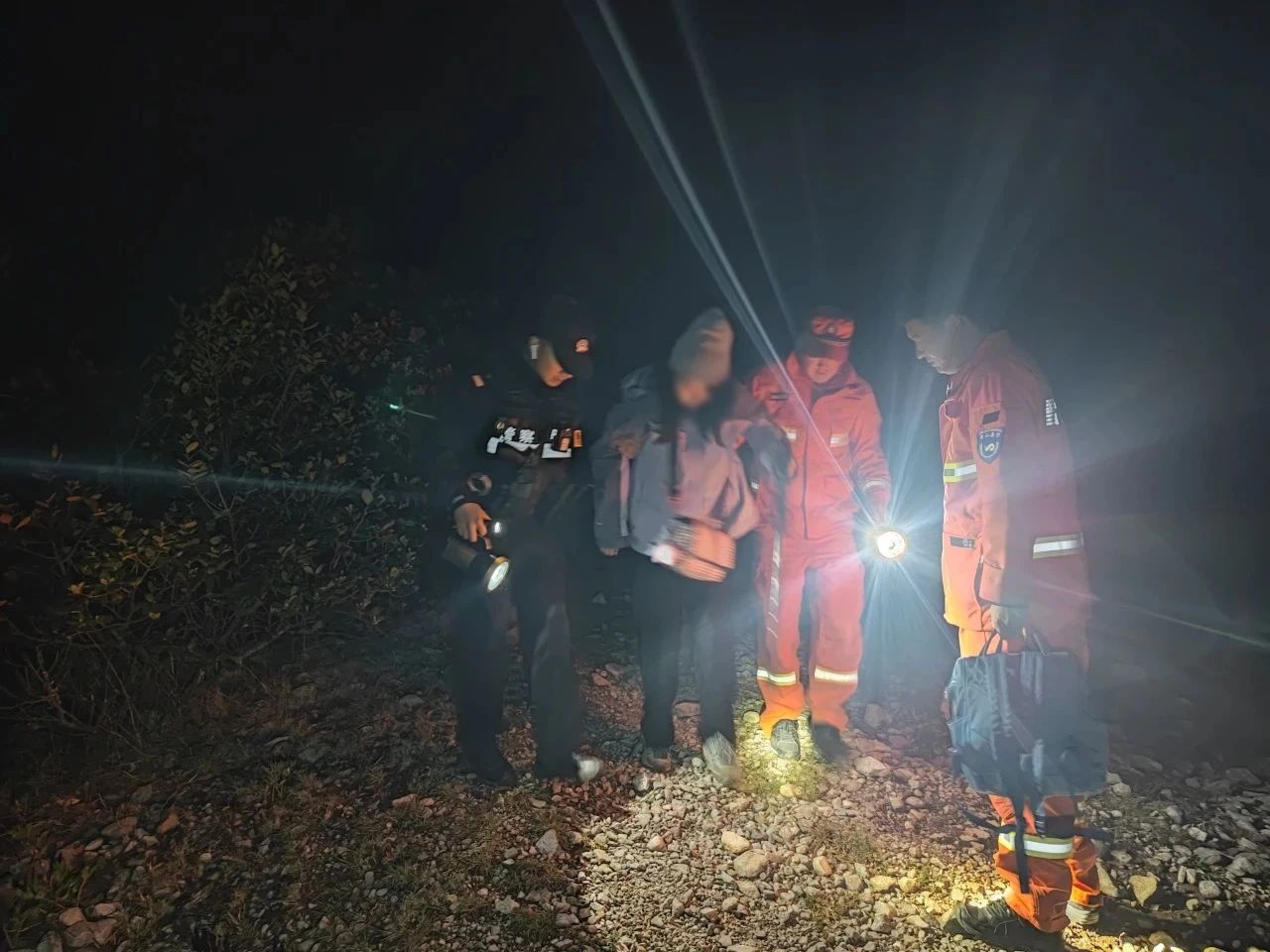 两小时紧急救援！丽江警方深夜找回徒步迷路女子1.jpg