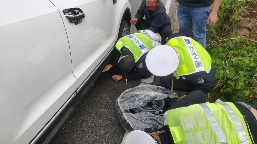 雨中最帅背影！丽江交警冒雨帮换轮胎，车主感动到连声道谢！1.jpg