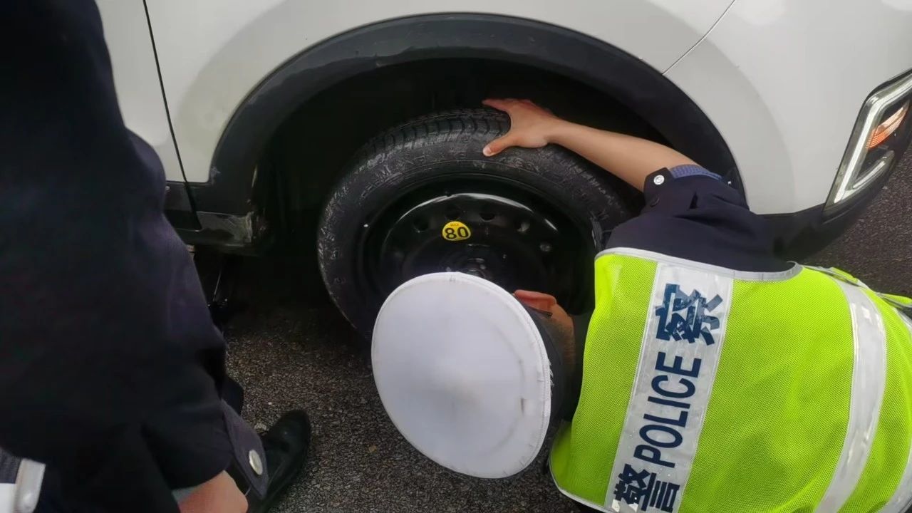 雨中最帅背影！丽江交警冒雨帮换轮胎，车主感动到连声道谢！2.jpg