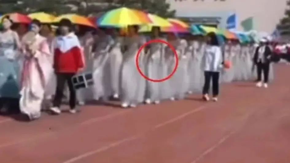 演出服 “穿后即退” 闹剧，当消费权益保护遭遇诚信危机.jpg