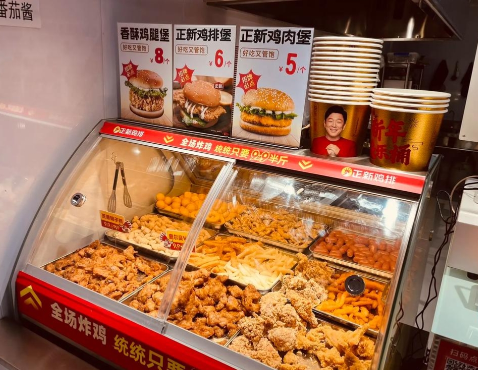 食品安全红线不容触碰！正新鸡排鸡腿现大量蛆虫，当地市监局回应.jpg