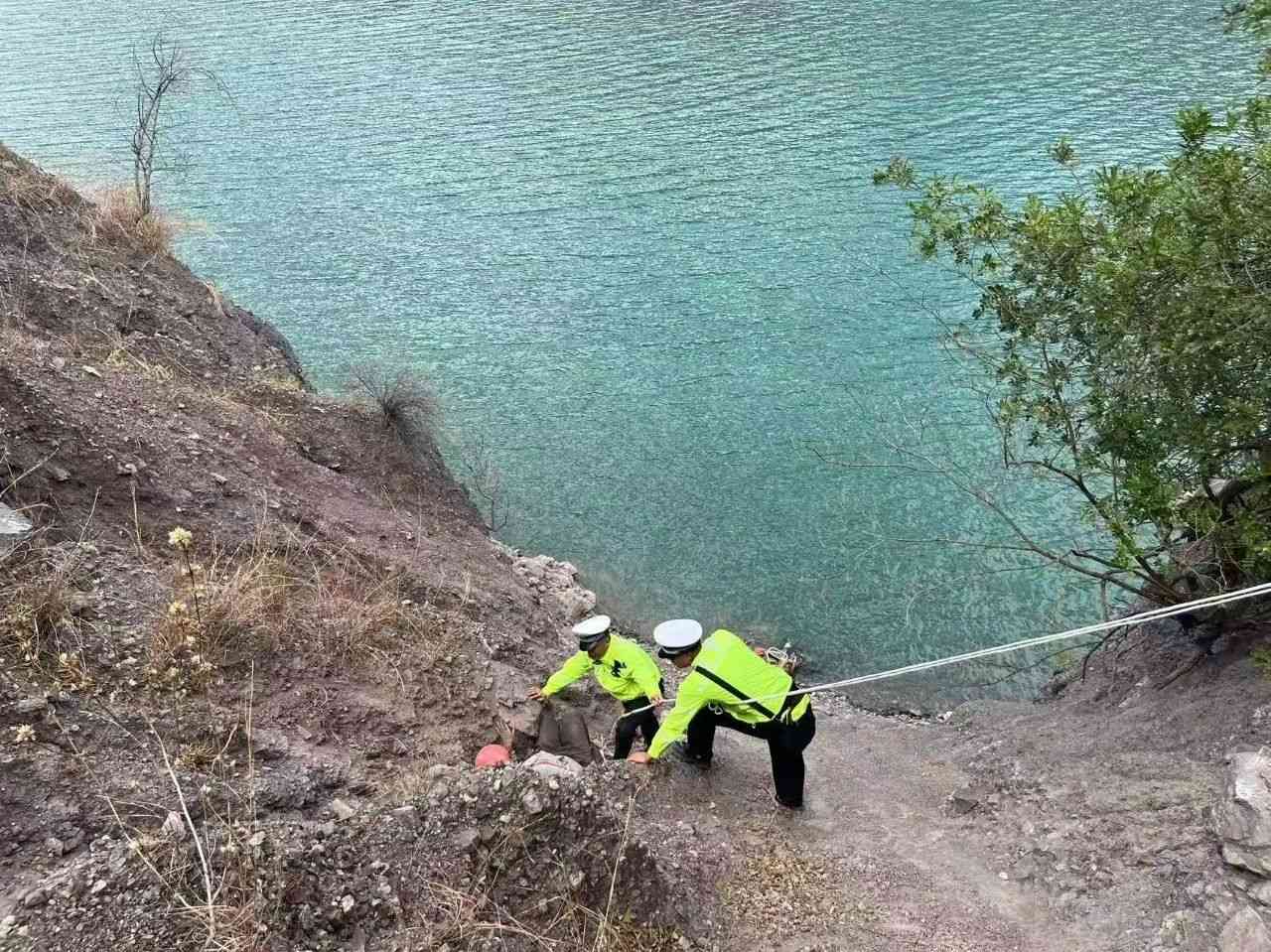 惊险！丽江一女子连人带车坠崖，民警“接力托举”2小时生死救援1.jpeg